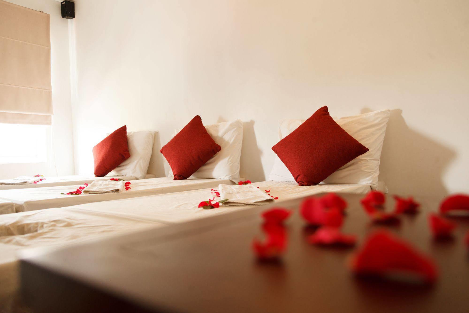 Cinnamon Cathedral Hotel Hanoi Bagian luar foto